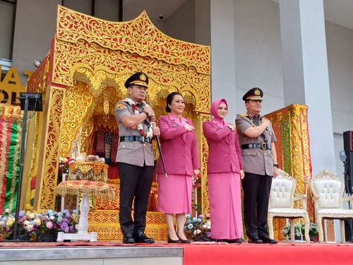 Kapolda Riau, Irjen Pol Herry Heryawan tiba di Pekanbaru dan disambut dengan prosesi adat Melayu. (Foto: Risnaldi)